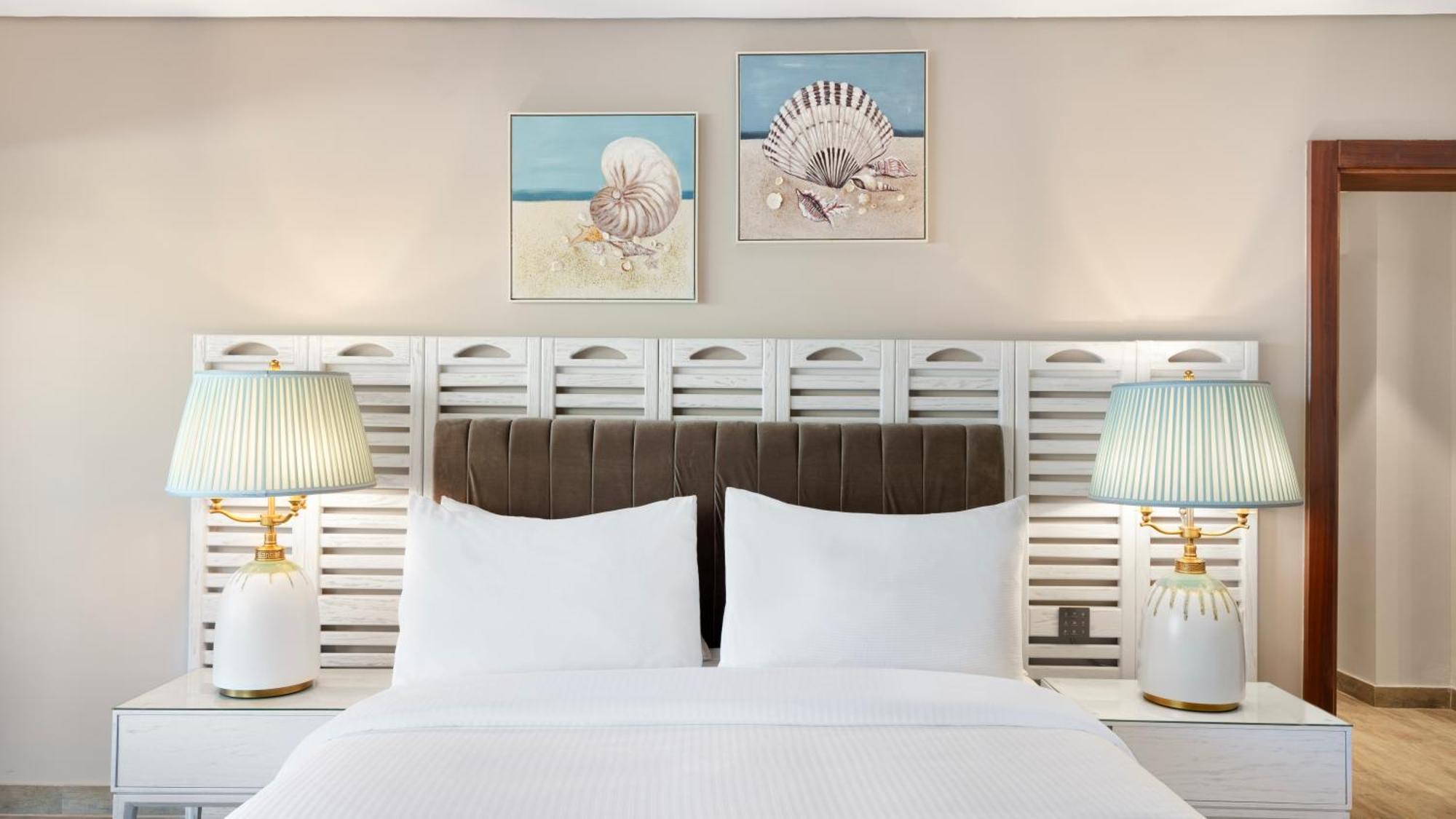 Rixos Premium Alamein เอลอาลาเมน ห้อง รูปภาพ A bedroom at Hilton Garden Inn